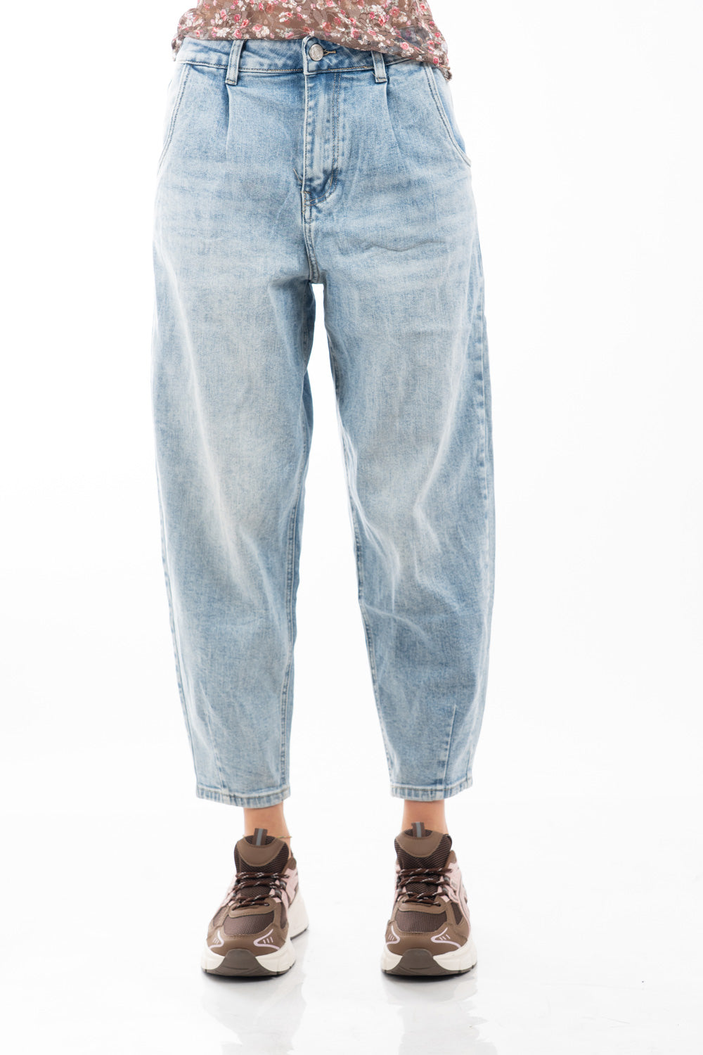 modella indossando Jeans modello balloon in denim chiaro elasticizzato vita regolare colore