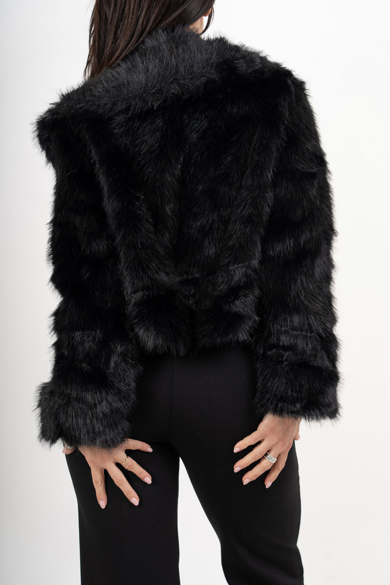 modella indossando Giacca in ecopelliccia morbida effetto volume colore