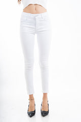 modella indossando Jeans dritto in cotone bianco elasticizzato con taglio pulito colore