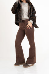 modella indossando Jeans flare in cotone elasticizzato – Marrone cioccolato colore