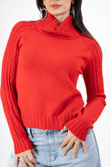 modella indossando Dolcevita CozyCable spalle treccia colore Rosso Unica