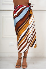 modella indossando Gonna Midi Portafoglio Fantasia Righe Tramonto Made in Italy colore