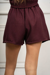modella indossando Minigonna shorts Elodie effetto portafoglio colore