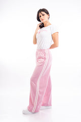 modella indossando T-shirt ricamata “Ho Sempre Ragione” con cuore colore