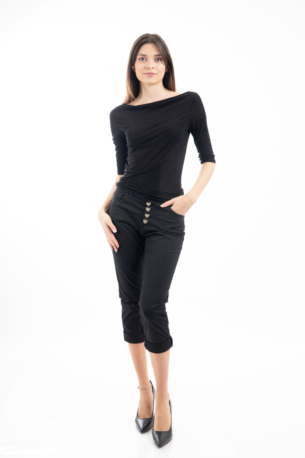 modella indossando Maglia scollo barca in viscosa e seta manica 3/4 Made in Italy colore