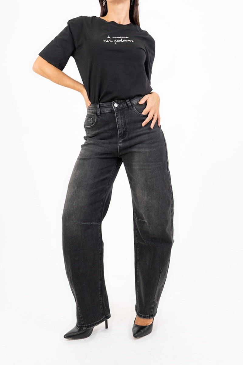 T-shirt in cotone con ricamo “di mattina non parlatemi”
