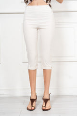 modella indossando Pantalone Capri elasticizzato con spacchetto colore