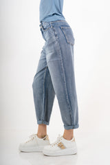 modella indossando Jeans gamba morbida in denim elasticizzato colore
