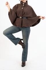 modella indossando Mantella GoldBelt con collo alto e cintura colore