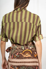 modella indossando Camicia in Cotone Leggero a Righe Bicolore Made in Italy colore