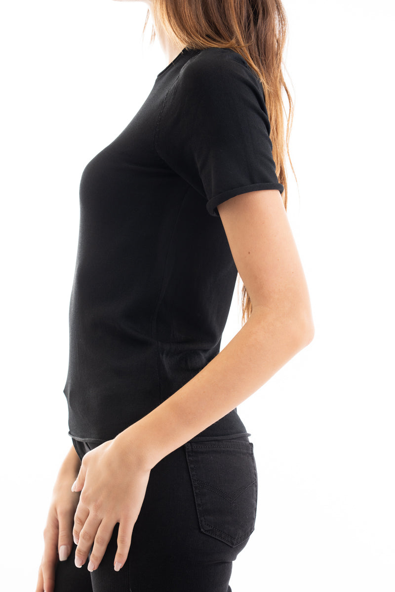 modella indossando Maglia in filato leggero a manica corta con finiture a vivo colore