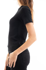 modella indossando Maglia in filato leggero a manica corta con finiture a vivo colore