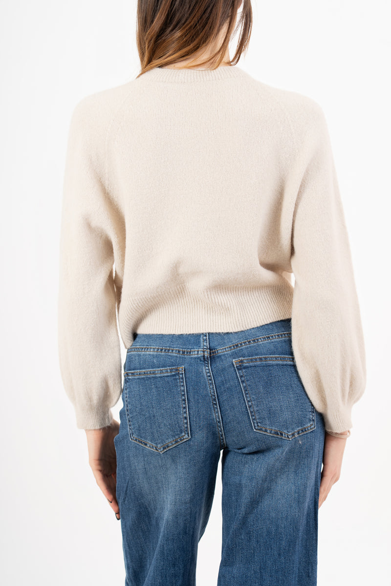 modella indossando Maglione morbido con manica ampia e bordo a costine colore