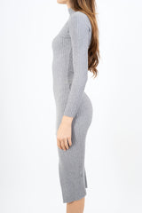 modella indossando Abito CutMood in misto viscosa con oblò colore