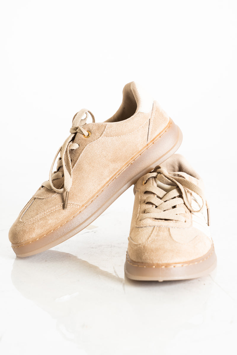 modella indossando Sneaker beige effetto suede con suola comfort colore