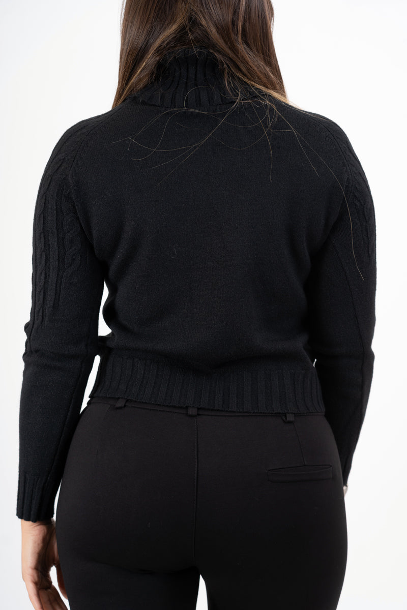 modella indossando Dolcevita CozyCable spalle treccia colore