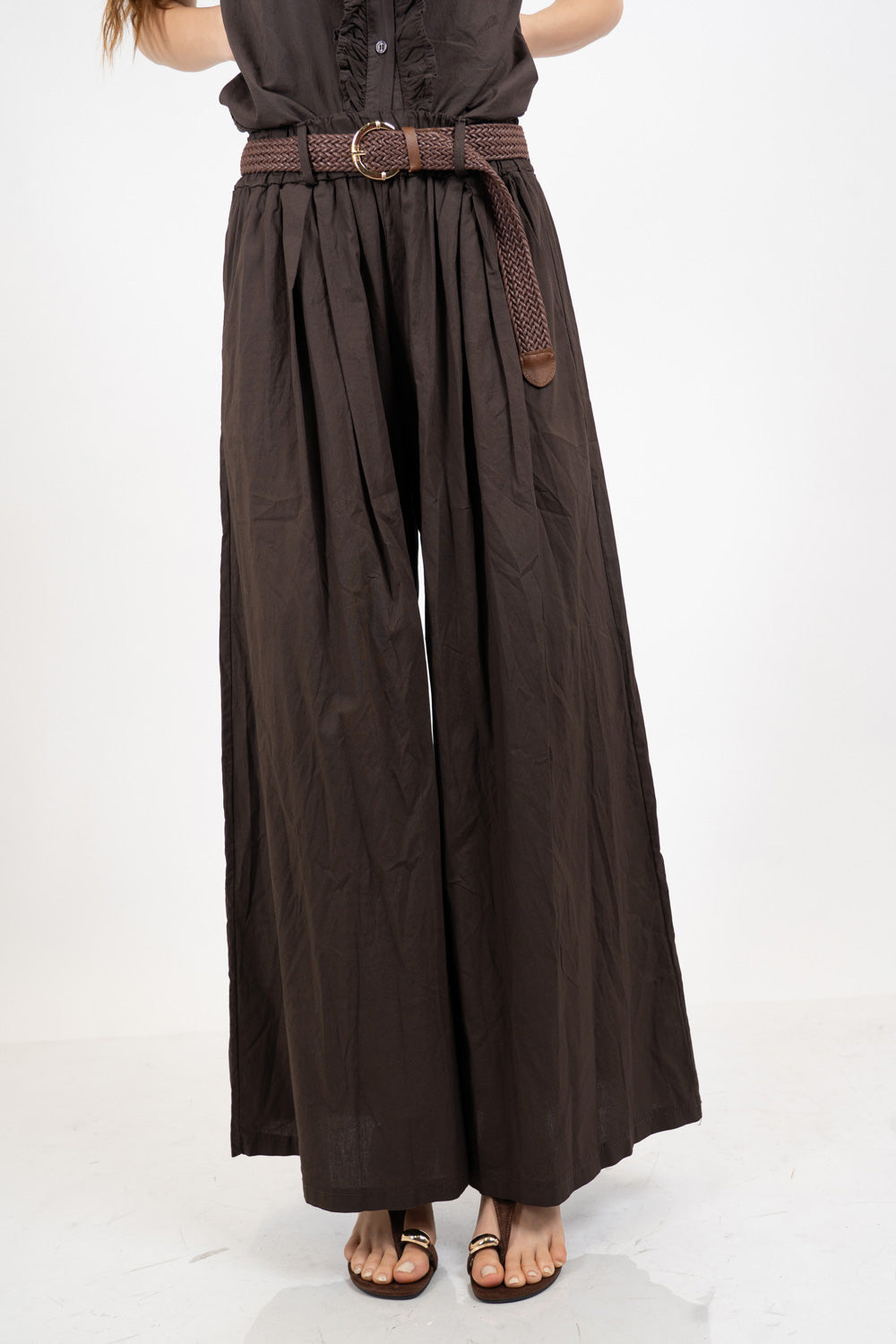 Pantalone wide leg in cotone elasticizzato con cintura intrecciata.