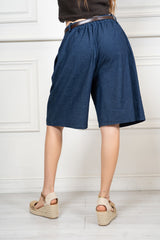 modella indossando Bermuda effetto gonna in chambray con cintura colore