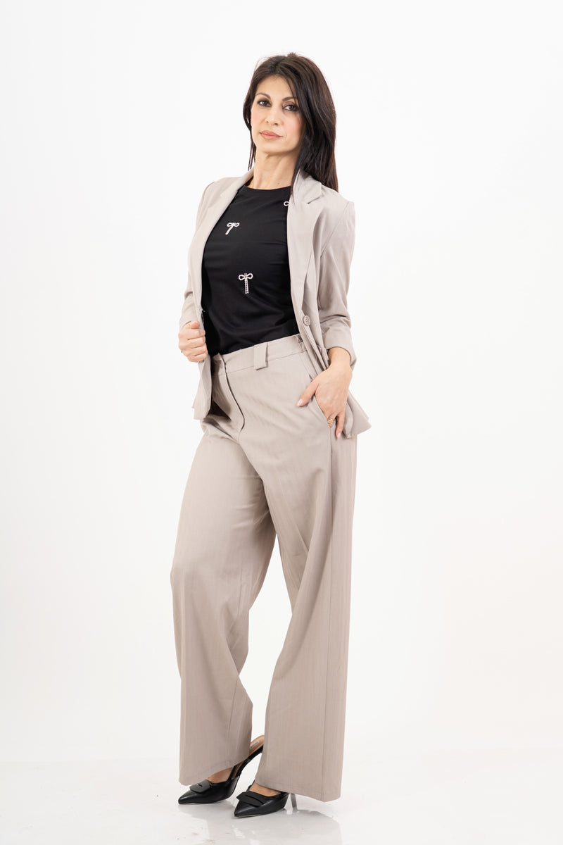 modella indossando Pantalone dritto rigato spinato beige colore