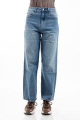 modella indossando Jeans slouchy in denim con gamba morbida e pinces al ginocchio colore