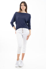modella indossando Pantalone modello chinos in cotone elasticizzato colore bianco con bottoni gioiello a cuore colore