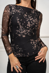 modella indossando Maglia Sakura in microrete floreale colore