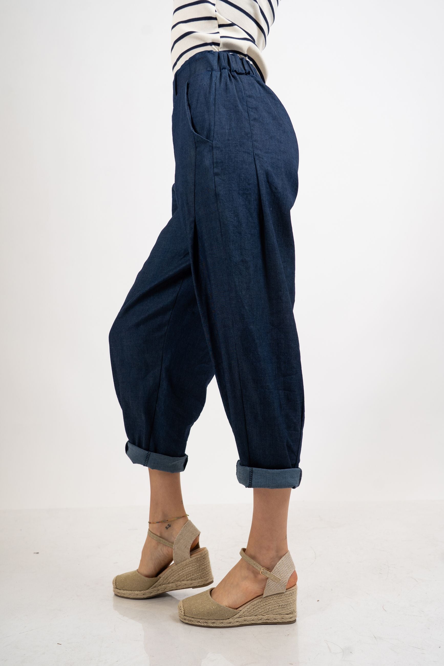 Pantalone jogger effetto chambray con pince.