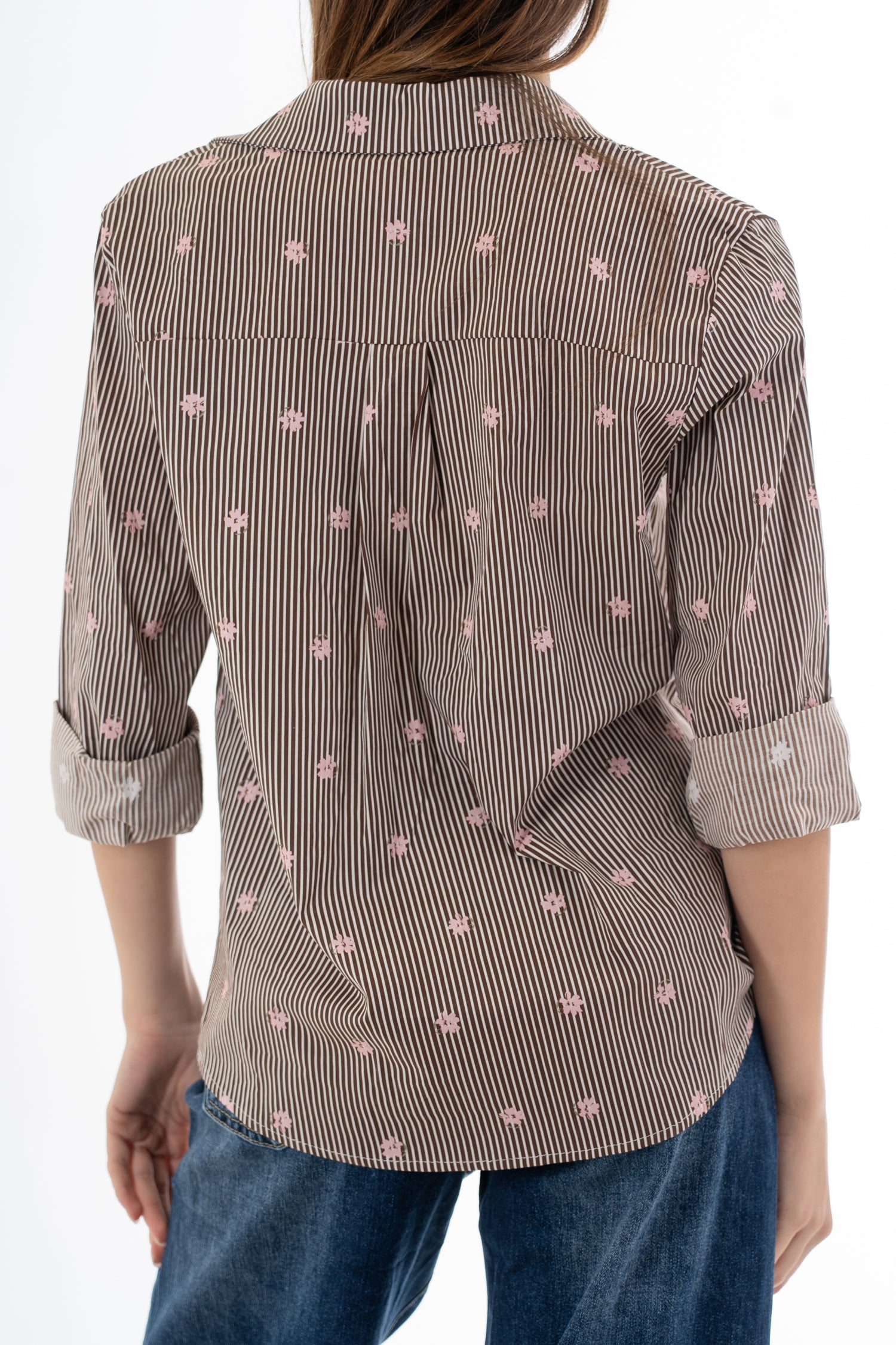 modella indossando Camicia donna in cotone 100% rigata marrone e beige con fiore rosa colore