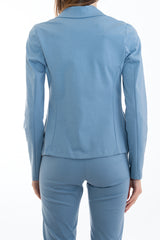 modella indossando Giacca blu jeans elasticizzata due bottoni in misto cotone colore
