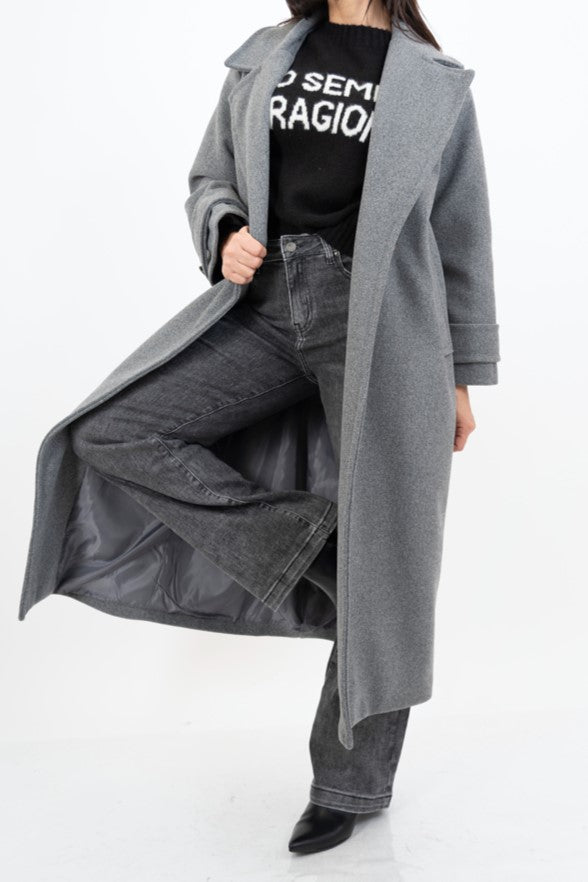 modella indossando Cappotto lungo in panno doppio petto con martingala ai polsi colore Grigio Unica