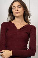 modella indossando Maglia Liora Drapé colore Borgogna Unica