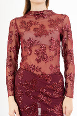 modella indossando Maglia in microrete con paillettes tono su tono colore BORDEAUX Unica