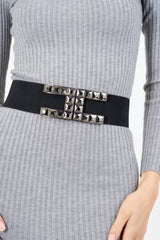 modella indossando Cintura elastica con fibbia gioiello borchiata colore Nero-Nero Unica