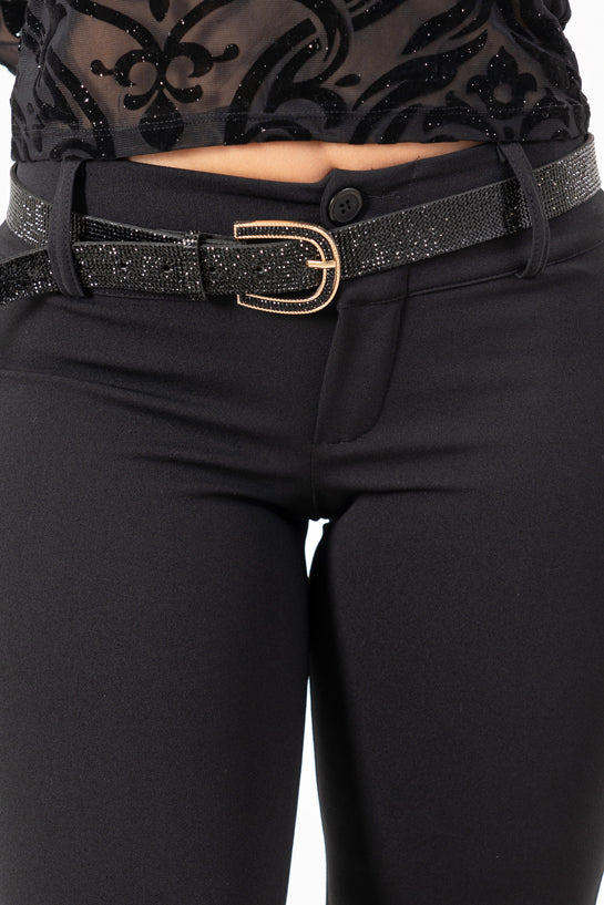 modella indossando Cintura gioiello con strass e fibbia strutturata colore Nero Unica