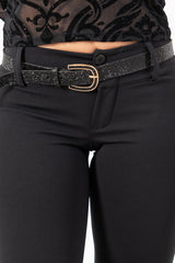 modella indossando Cintura gioiello con strass e fibbia strutturata colore Nero Unica