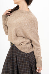 modella indossando Maglia girocollo morbida a spalla scesa in filato caldo colore