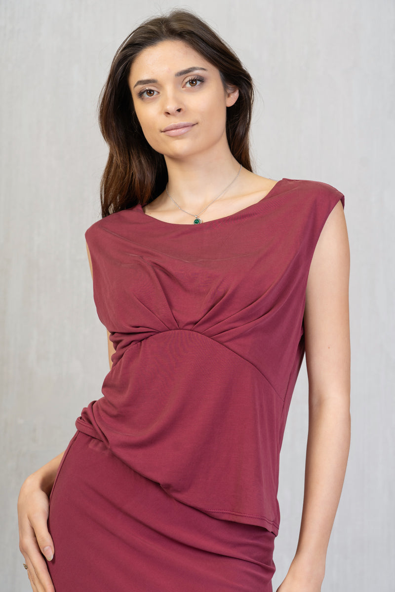 Maglia smanicata con drappeggio seno
