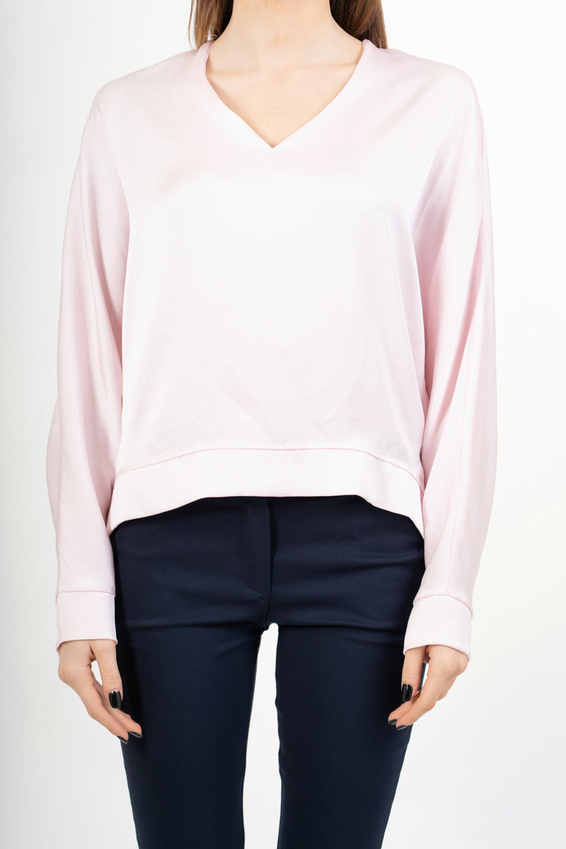 modella indossando Blusa ampia in raso cangiante con scollo a V e maniche a pipistrello colore Rosa Unica