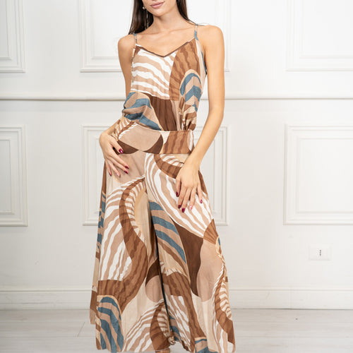 modella indossando Pantagonna Safari in 100% Viscosa Made in Italy colore Beige Unica