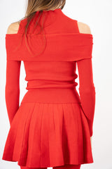 modella indossando Maglia finto twinset a costina con collo alto e spalle scoperte colore