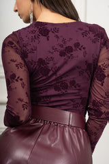 modella indossando Maglia Floris drappeggiata colore