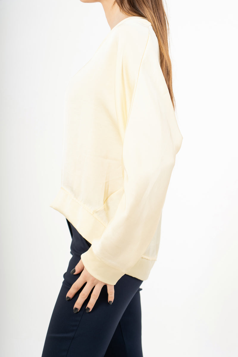 modella indossando Blusa ampia in raso cangiante con scollo a V e maniche a pipistrello colore