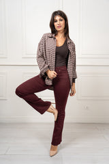 modella indossando Jeans Ravelle flare push-up Borgogna colore
