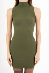 modella indossando Abito smanicato a costine in misto viscosa colore