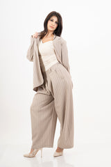 modella indossando Pantalone gessato morbido con elastico in vita – taglia unica colore