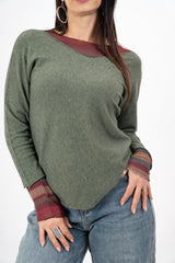 modella indossando Maglia SoftVibe in misto viscosa scollo a V colore Militare Unica