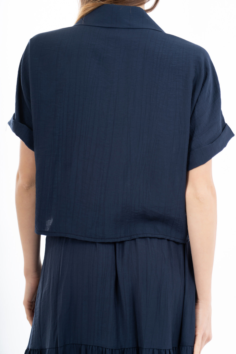 modella indossando Camicia corta con tasche in viscosa EasyWave con manica a pipistrello e bottoni effetto legno colore