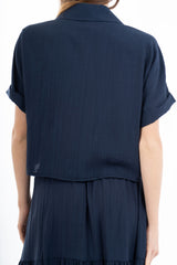 modella indossando Camicia corta con tasche in viscosa EasyWave con manica a pipistrello e bottoni effetto legno colore
