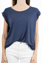 modella indossando T-shirt morbida in viscosa elasticizzata con manica risvoltata colore Blu Unica