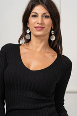 modella indossando Maglia Nadine a coste con scollo V colore Nero Unica